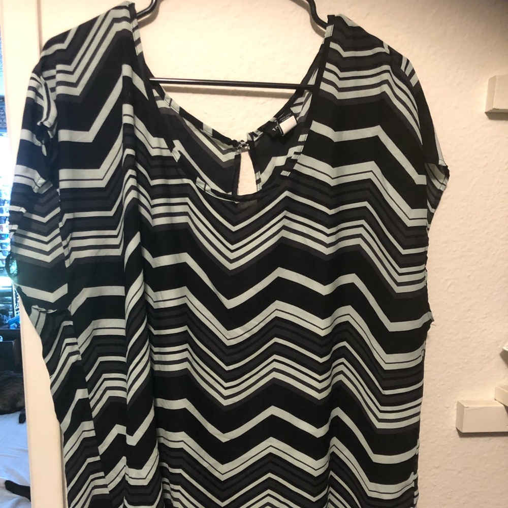 Torrid Size 1X Mint/Black Back Button Top